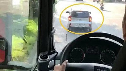 Xe Morning cố tình không nhường đường cho xe cứu hoả đi chữa cháy chợ Tó