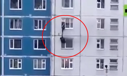 Cô gái được giải cứu ngoạn mục trong căn hộ chung cư bị cháy