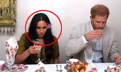 Hình ảnh Công nương Meghan Markle uống nước như muốn nhè ra dù đang trong chuyến công du gây tranh cãi dư luận