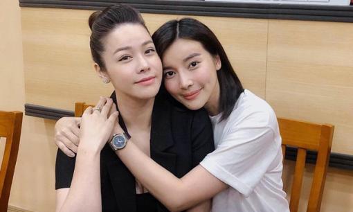 Cao Thái Hà liên tục ôm và hôn Nhật Kim Anh chứng minh vẫn là 'chị chị em em'