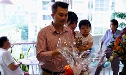 Lê Khánh tổ chức thôi nôi ấm cúng cho quý tử bụ bẫm