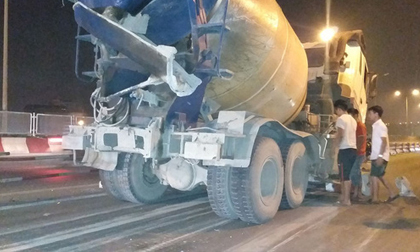 Hà Nội: Xe bồn húc bay 20m dải phân cách trên cầu Thanh Trì, 4 sinh viên nhập viện trong đêm