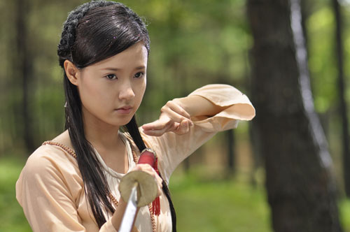 Midu luyện kiếm giữa rừng