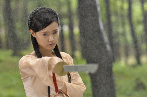 Midu luyện kiếm giữa rừng