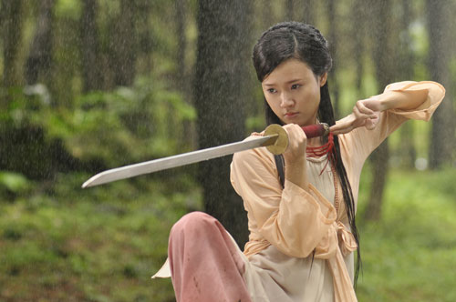 Midu luyện kiếm giữa rừng