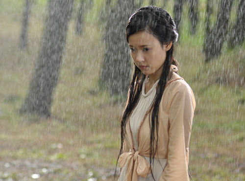 Midu luyện kiếm giữa rừng