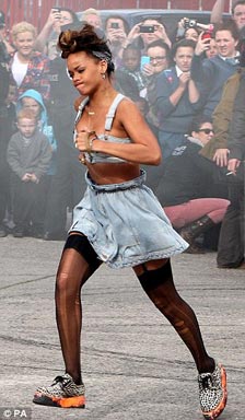 Rihanna,lộ vòng 3