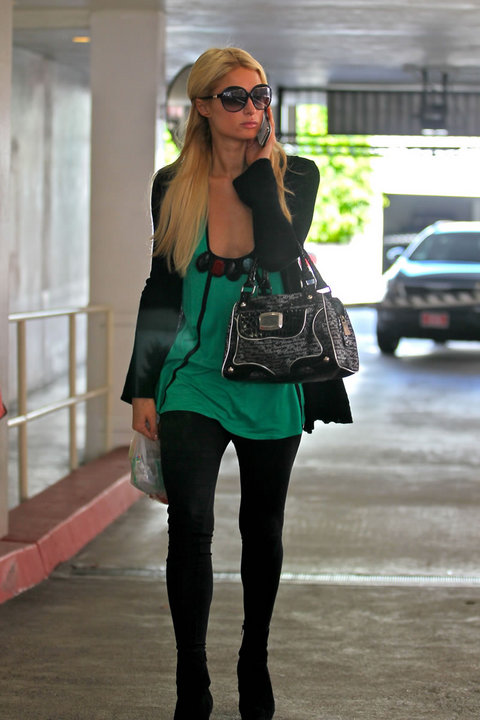 Ngực,Paris Hilton,bỗng phẳng đét 