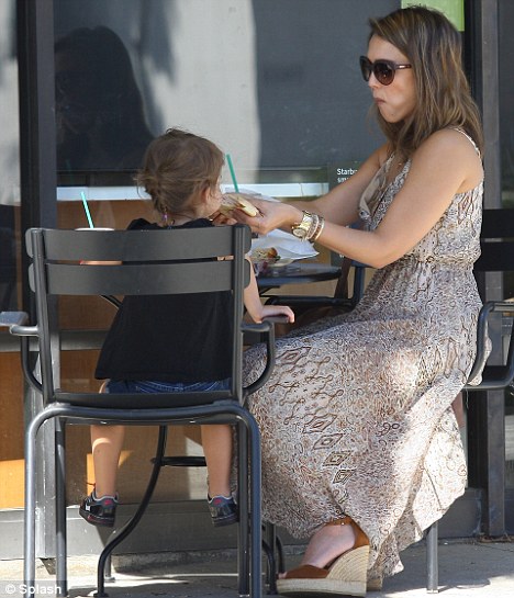 Mẹ con Jessica Alba,Jessica Albađi chơi