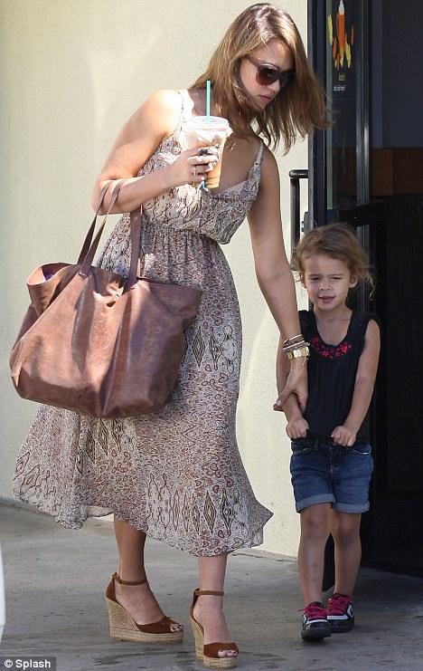 Mẹ con Jessica Alba,Jessica Albađi chơi