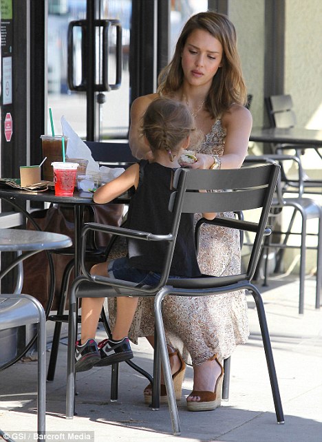 Mẹ con Jessica Alba,Jessica Albađi chơi