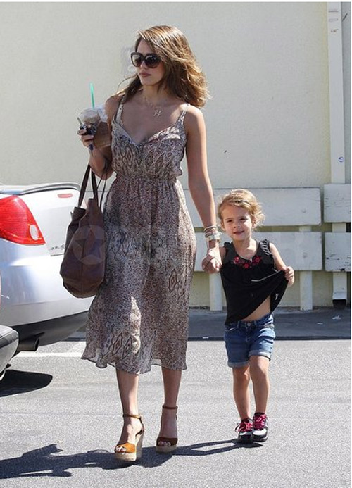 Mẹ con Jessica Alba,Jessica Albađi chơi