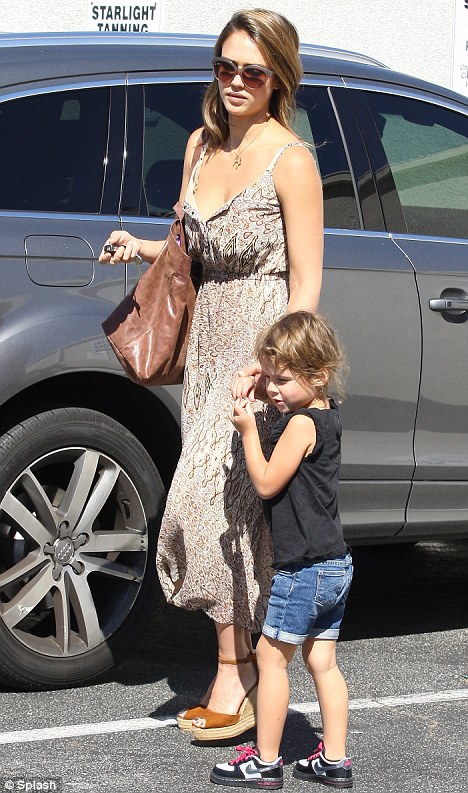 Mẹ con Jessica Alba,Jessica Albađi chơi