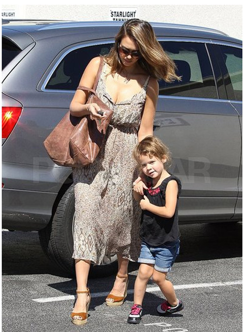 Mẹ con Jessica Alba,Jessica Albađi chơi