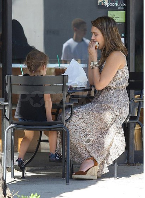 Mẹ con Jessica Alba,Jessica Albađi chơi