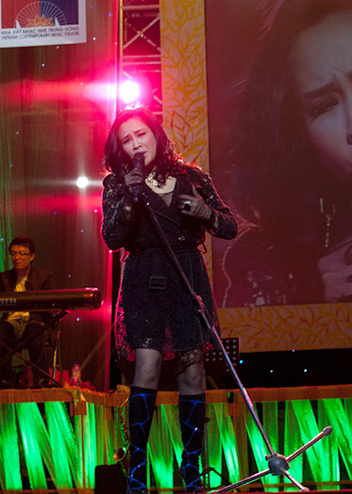 Jennifer Phạm rạng rỡ bên Quang Dũng