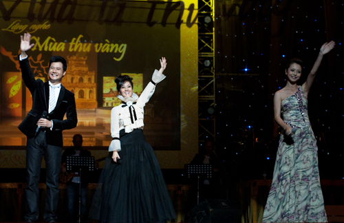 Jennifer Phạm rạng rỡ bên Quang Dũng
