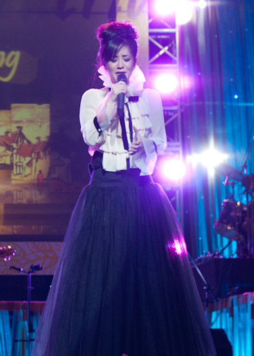 Jennifer Phạm rạng rỡ bên Quang Dũng