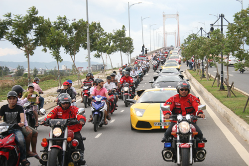 Siêu xe Lamborghini của Cường 'đô la' dẫn đoàn đại náo Đà Nẵng