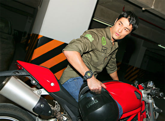 Johnny Trí Nguyễn khoe vẻ nam tính bên Ducati