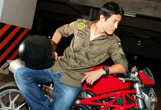 Johnny Trí Nguyễn khoe vẻ nam tính bên Ducati