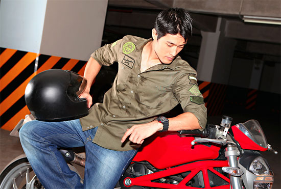 Johnny Trí Nguyễn khoe vẻ nam tính bên Ducati