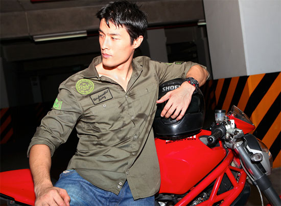 Johnny Trí Nguyễn khoe vẻ nam tính bên Ducati