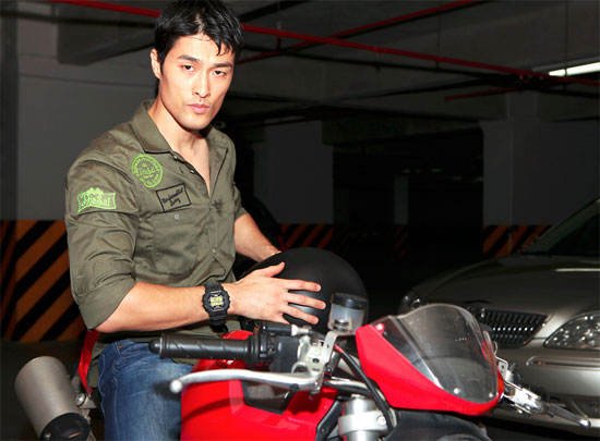 Johnny Trí Nguyễn khoe vẻ nam tính bên Ducati