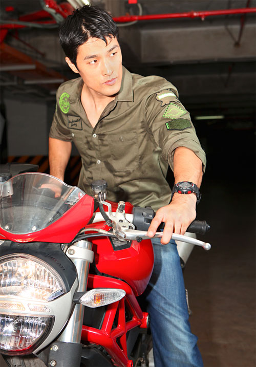 Johnny Trí Nguyễn khoe vẻ nam tính bên Ducati
