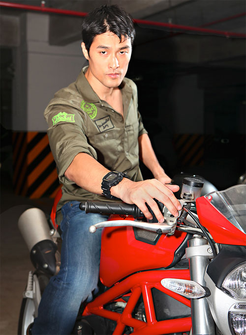 Johnny Trí Nguyễn khoe vẻ nam tính bên Ducati