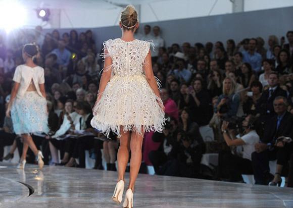 Kate Moss,thiếu nữ,Louis Vuitton,tuần lễ thời trang Paris