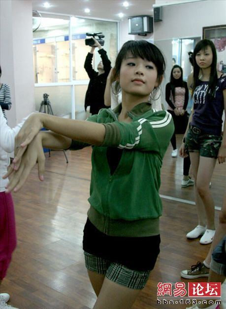 hotgirl,Hotgirl Việt trên báo chí nước ngoài,Hoàng Thùy Linh,Elle Trần,Bảo Trân,Huyền baby