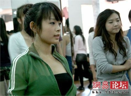 hotgirl,Hotgirl Việt trên báo chí nước ngoài,Hoàng Thùy Linh,Elle Trần,Bảo Trân,Huyền baby