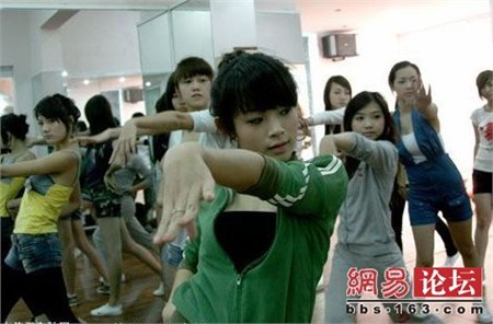 hotgirl,Hotgirl Việt trên báo chí nước ngoài,Hoàng Thùy Linh,Elle Trần,Bảo Trân,Huyền baby