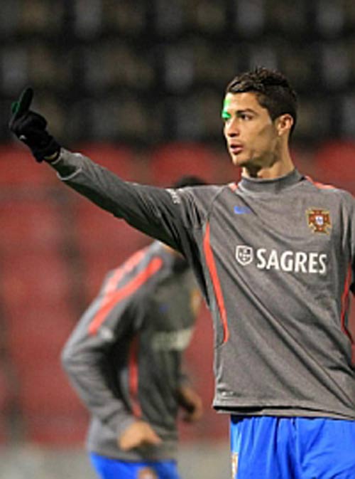 Ronaldo,ngón tay thối,Mu,Bosnia,cổ động viên,bóng đá