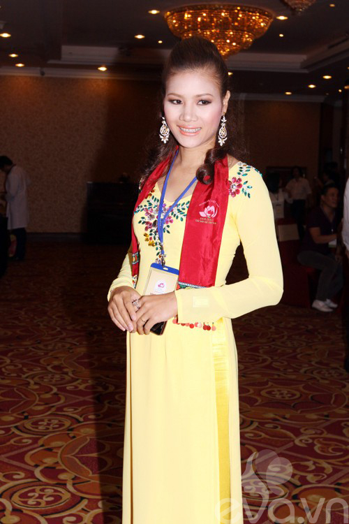 Diễm Hương,gợi cảm,áo dài,khoét sâu ngực,hoa hậu,scandal,Benny Ng,Mai Phương Thúy,Kim Khánh,Đàm Thị Lý,Trương Thị May,Maya