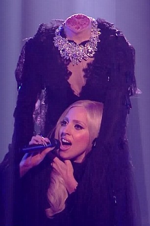 Lady Gaga,ca sĩ,Marry The Night,hình nộm,Thiên Chúa
