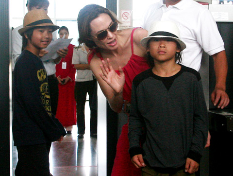 Brad Pitt,Angelina Jolie,diễn viên,ngôi sao,Hollywood,tài tử,Ông bà Smith,Pax Thiên,Côn đảo