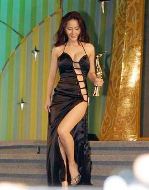 thời trang,tiết kiệm vải,hớ hênh,người đẹp,Lauren Pope,Oh In Hye,Pamela Anderson