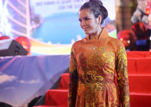 áo dài,sao Việt,thời trang,Mỹ Lệ,Nhã Kỳ,đẹp đẽ,nữ tính