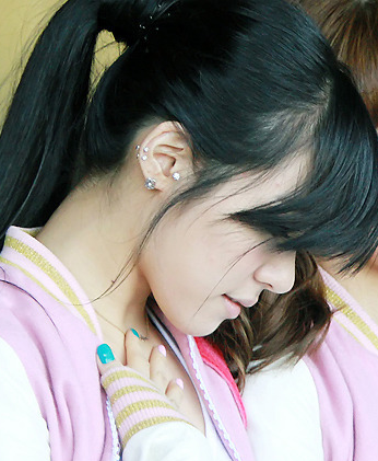 Sao hàn,Kpop,đeo khuyên