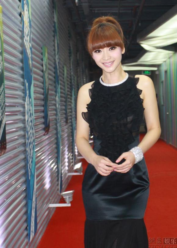 Liễu Nham,thời trang,sexy,hở,siêu vòng 1