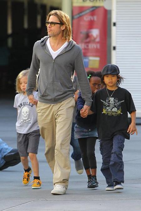 Angelina Jolie,Brad Pitt,Maddox,Pax Thiên,Shiloh,Zahara,paparazzi