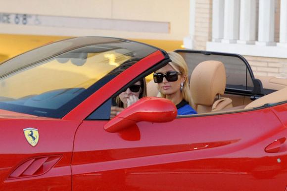 Paris Hilton,xe màu hồng,xế màu hồng,ô tô,ôtô,kiều nữ,chân dài,người đẹp,xế,Ferrrari