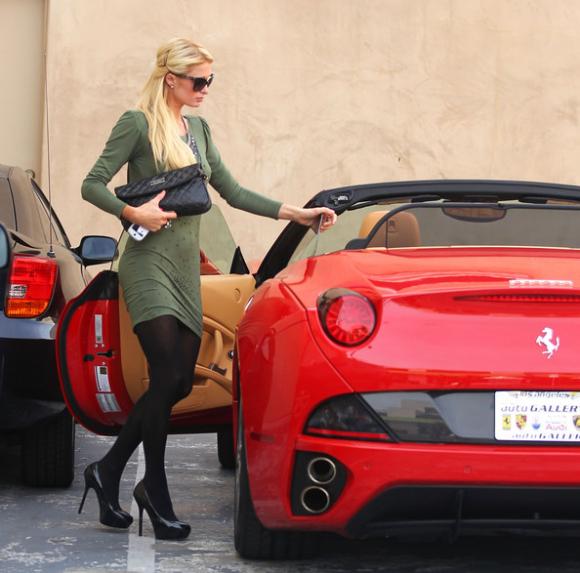Paris Hilton,xe màu hồng,xế màu hồng,ô tô,ôtô,kiều nữ,chân dài,người đẹp,xế,Ferrrari