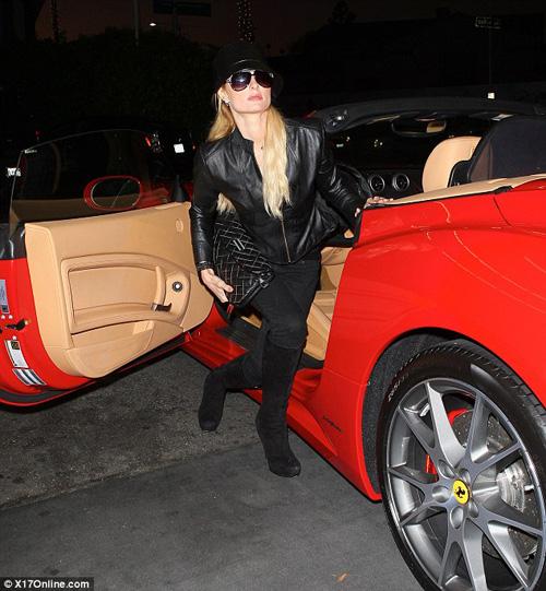 Paris Hilton,xe màu hồng,xế màu hồng,ô tô,ôtô,kiều nữ,chân dài,người đẹp,xế,Ferrrari