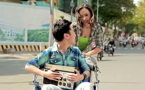 Tinna Tình,đạp xích lô,Don Nguyễn,phố đông,nữ hoàng băng giá