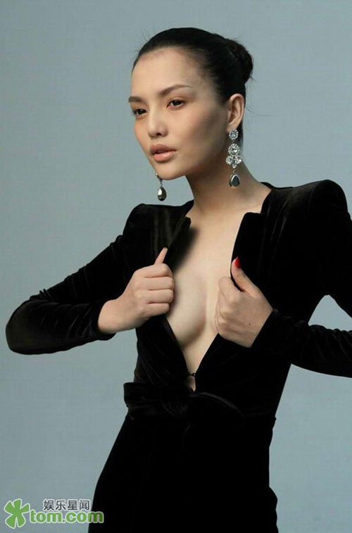 Ngụy Vũ Kỳ,vạch áo,khoe ngực,khoe vòng 1,vòng 1,vòng một,người mẫu