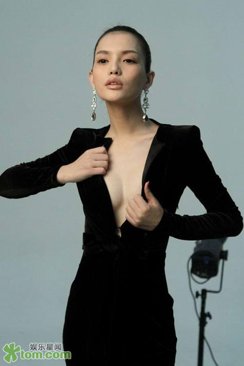 Ngụy Vũ Kỳ,vạch áo,khoe ngực,khoe vòng 1,vòng 1,vòng một,người mẫu
