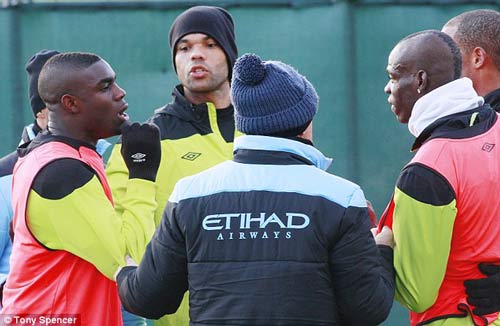 Balotelli,tẩn đồng đội,đại chiến, Arsenal,Man City,Richards,mâu thuẫn,tin thể thao,bóng đá
